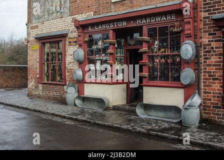 Außenansicht eines altmodischen Eisenwarenladens mit Blechbädern, Black Country Living Museum, Dudley, Großbritannien Stockfoto