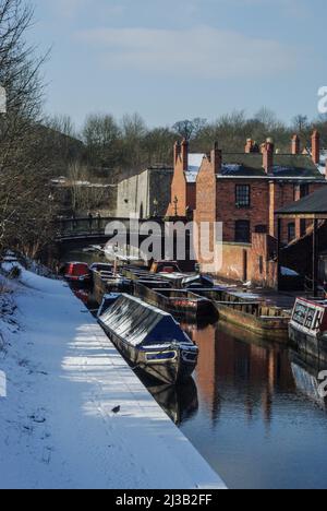 Verschneite Winterszene mit Narrowbooten auf dem Kanal, Black Country Living Museum, Dudley, West Midlands, Großbritannien Stockfoto