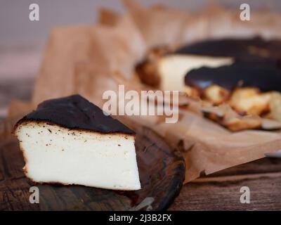 Typisch baskischer Käsekuchen, der innen cremig und außen karamellisiert ist. Hausgemachte Käsekuchen-Scheibe Stockfoto