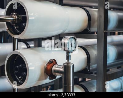 Wasserfiltration und automatische Aufbereitung des Trinkwassersystems in der Getränkefabrik. Stockfoto