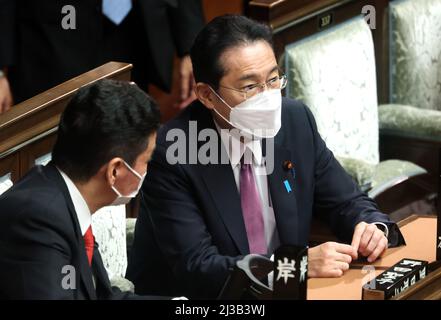 Tokio, Japan. 7. April 2022. Der japanische Premierminister Fumio Kishida (R) chattet mit Verteidigungsminister Nobuo Kishi (L) bei der Plenarsitzung des Unterhauses am Donnerstag, dem 7. April 2022, beim Nationalrat in Tokio. Das japanische Unterhaus verabschiedete einen Gesetzentwurf zur wirtschaftlichen Sicherheit angesichts wachsender geopolitischer Risiken. Quelle: Yoshio Tsunoda/AFLO/Alamy Live News Stockfoto