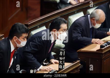 Tokio, Japan. 7. April 2022. Der japanische Premierminister Fumio Kishida (C) und der Defese-Minister Nobuo Kishi (L) und Finanzminister Shunichi Suzuki (R) stimmen zu, wenn sie am Donnerstag, dem 7. April 2022, auf der Plenarsitzung des Unterhauses beim Nationaldiät in Tokio ein Gesetz zur Wirtschaftssicherheit verabschieden. Das japanische Unterhaus verabschiedete einen Gesetzentwurf zur wirtschaftlichen Sicherheit angesichts wachsender geopolitischer Risiken. Quelle: Yoshio Tsunoda/AFLO/Alamy Live News Stockfoto