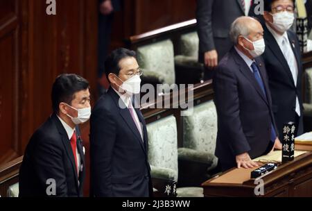 Tokio, Japan. 7. April 2022. Der japanische Premierminister Fumio Kishida (2. l) und seine Kabinettsmitglieder stehen bei der Verabschiedung eines Gesetzentwurfs zur Wirtschaftssicherheit auf der Plenarsitzung des Unterhauses am 7. April 2022 im Nationalrat in Tokio. Das japanische Unterhaus verabschiedete einen Gesetzentwurf zur wirtschaftlichen Sicherheit angesichts wachsender geopolitischer Risiken. Quelle: Yoshio Tsunoda/AFLO/Alamy Live News Stockfoto