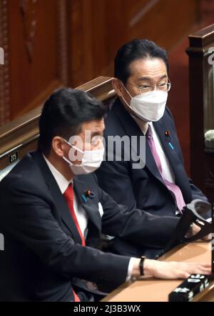 Tokio, Japan. 7. April 2022. Der japanische Premierminister Fumio Kishida (R) chattet mit Verteidigungsminister Nobuo Kishi (L) bei der Plenarsitzung des Unterhauses am Donnerstag, dem 7. April 2022, beim Nationalrat in Tokio. Das japanische Unterhaus verabschiedete einen Gesetzentwurf zur wirtschaftlichen Sicherheit angesichts wachsender geopolitischer Risiken. Quelle: Yoshio Tsunoda/AFLO/Alamy Live News Stockfoto