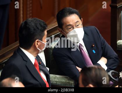 Tokio, Japan. 7. April 2022. Der japanische Premierminister Fumio Kishida (R) hört Verteidigungsminister Nobuo Kishi (L) auf der Plenarsitzung des Unterhauses am Donnerstag, dem 7. April 2022, beim Nationaldiät in Tokio zu. Das japanische Unterhaus verabschiedete einen Gesetzentwurf zur wirtschaftlichen Sicherheit angesichts wachsender geopolitischer Risiken. Quelle: Yoshio Tsunoda/AFLO/Alamy Live News Stockfoto