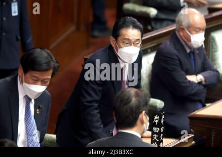 Tokio, Japan. 7. April 2022. Der japanische Premierminister Fumio Kishida (C) verlässt am Donnerstag, dem 7. April 2022, die Plenarsitzung des Unterhauses beim Nationaldiät in Tokio. Das japanische Unterhaus verabschiedete einen Gesetzentwurf zur wirtschaftlichen Sicherheit angesichts wachsender geopolitischer Risiken. Quelle: Yoshio Tsunoda/AFLO/Alamy Live News Stockfoto