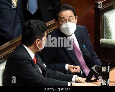 Tokio, Japan. 7. April 2022. Der japanische Premierminister Fumio Kishida (R) chattet mit Verteidigungsminister Nobuo Kishi (L) bei der Plenarsitzung des Unterhauses am Donnerstag, dem 7. April 2022, beim Nationalrat in Tokio. Das japanische Unterhaus verabschiedete einen Gesetzentwurf zur wirtschaftlichen Sicherheit angesichts wachsender geopolitischer Risiken. Quelle: Yoshio Tsunoda/AFLO/Alamy Live News Stockfoto