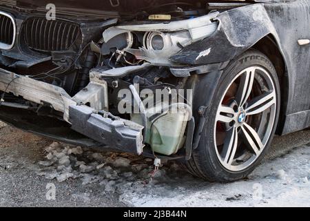 Vorderseite des abgestürzten BMW-Autos nach einem Unfall Stockfoto