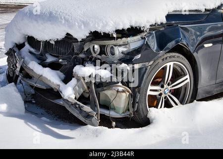 Vorderseite des abgestürzten BMW-Autos nach einem Unfall Stockfoto