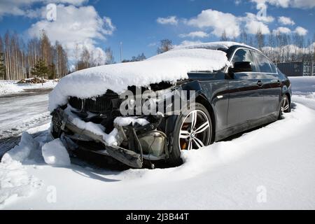Vorderseite des abgestürzten BMW-Autos nach einem Unfall Stockfoto
