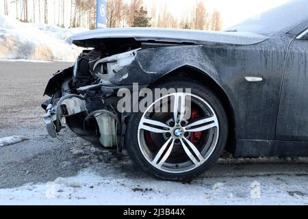 Vorderseite des abgestürzten BMW-Autos nach einem Unfall Stockfoto
