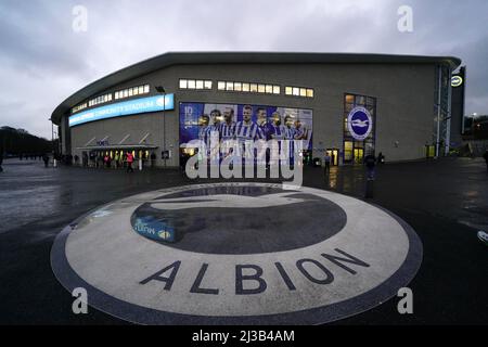 Aktenfoto vom 16-03-2022 von Einer Gesamtansicht außerhalb des AMEX-Stadions in Brighton. Brighton wird einem Fußballfan, der während eines Spiels der Premier League gegen Arsenal am 2. Oktober wegen homophoben Missbrauchs verurteilt wurde, ein undefinitives Verbot aushändigen. Bilddatum: Mittwoch, 16. März 2022. Ausgabedatum: Donnerstag, 7. April 2022. Stockfoto