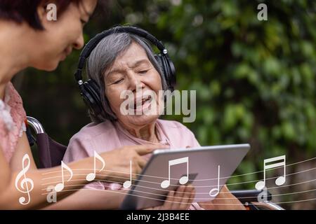 Musiktherapie bei Demenzbehandlung bei älteren Frauen. Stockfoto