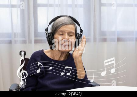 Musiktherapie bei Demenzbehandlung bei älteren Frauen. Stockfoto