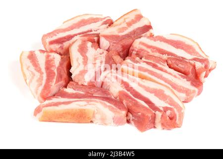 Frisches Schweinefleisch in Scheiben geschnitten, kleine Portionen. Roher Speck auf weißem Hintergrund. Hochauflösendes Foto. Volle Schärfentiefe. Stockfoto