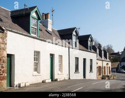 Eine Reihe von historischen Cottages an der Main Street, Newstead, in den Scottish Borders, Schottland, Großbritannien Stockfoto