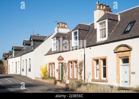 Eine Reihe von historischen Cottages an der Main Street, Newstead, in den Scottish Borders, Schottland, Großbritannien Stockfoto