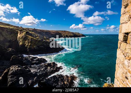 Blick in die De Narrow Zawn Bucht von den Kronen der Botallack Mine, Cape Cornwall, in der Nähe von Penzance, Cornwall, Großbritannien Stockfoto