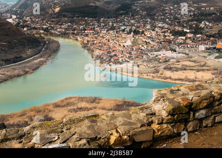 Mzcheta, Georgien. Blick Von Oben Auf Die Antike Stadt Im Tal Des Zusammenflusses Der Flüsse Mtkvari Kura Und Aragvi In Den Malerischen Highlands. Anfang Frühling Stockfoto