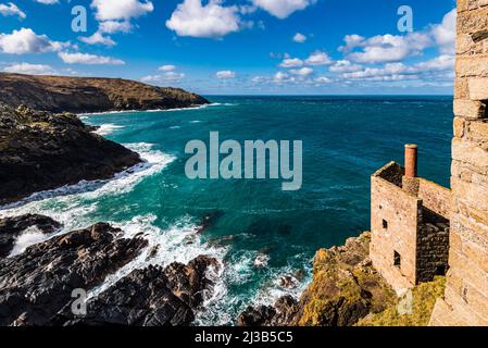 Blick von den Motorhäusern der Botallack Mine, Cape Cornwall, in der Nähe von Penzance, Cornwall, Großbritannien, auf die De Narrow Zawn Cove Stockfoto