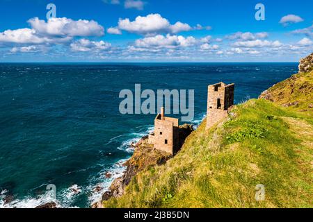 Blick auf die Klippen zu den Kronen-Maschinenhäusern in der Botallack Mine, Cape Cornwall, in der Nähe von Penzance, Cornwall, Großbritannien Stockfoto