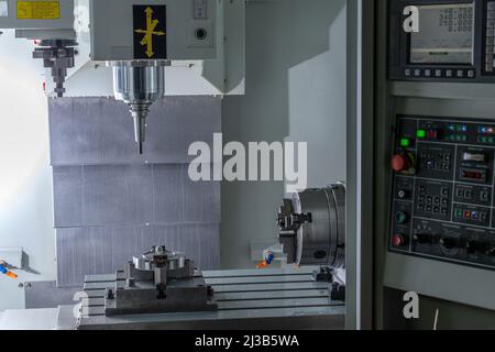 Moderne taiwan cnc-Fräsmaschine mit vertikaler Spindel und rotierender A-Achse Stockfoto