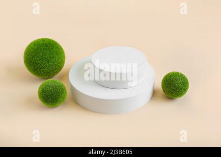 Podium für die Präsentation kosmetischer Produkte. Abstrakte minimale geometrische Form. Geometrische Formen der Zylinderkugel. Szene, um Produkte zu zeigen. Showcase-Display Stockfoto