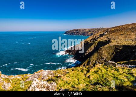 Blick über die North Zawn Cove zu den Motorhäusern von Crowns, von Cape Cornwall, in der Nähe von Penzance, Cornwall, Großbritannien Stockfoto