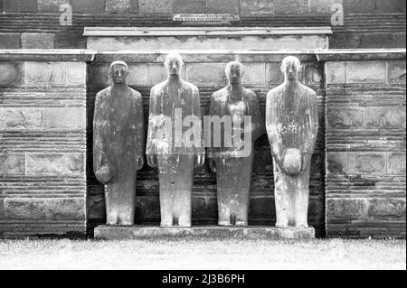 Yper, Belgien - 7. August 2021. Detail der Kriegsdenkmäler auf dem Friedhof Langemark. Langemark ist der berühmteste deutsche erste Weltkrieg Friedhof in Belgien. Stockfoto