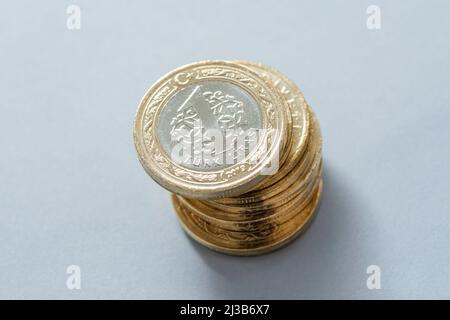 Stapel türkischer 1-Lira-Münzen. Stockfoto