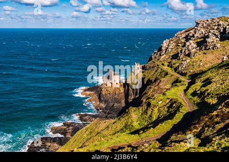 Blick auf die Motorhäuser von Crowns in der Botallack Mine, Cape Cornwall, in der Nähe von Penzance, Cornwall, Großbritannien Stockfoto