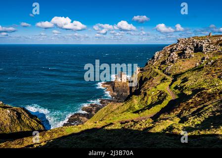 Blick auf die Motorhäuser von Crowns in der Botallack Mine, Cape Cornwall, in der Nähe von Penzance, Cornwall, Großbritannien Stockfoto