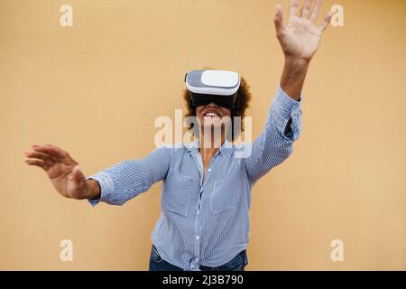 Glückliche ältere afrikanerin mit Virtual-Reality-Headset – Fokus auf vr-Brille Stockfoto