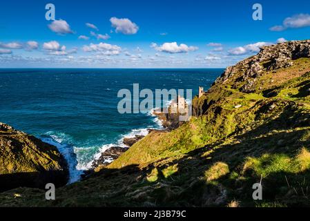 Blick auf die De Narrow Zawn Cove und die Kronen-Triebwerkhäuser in der Botallack Mine, Cape Cornwall, in der Nähe von Penzance, Cornwall, Großbritannien Stockfoto