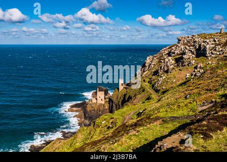 Blick auf das Meer und die Kronen-Triebwerkshäuser in der Botallack Mine, Cape Cornwall, in der Nähe von Penzance, Cornwall, Großbritannien Stockfoto