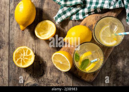 Glas frische Limonade auf hölzernen Tisch Stockfoto