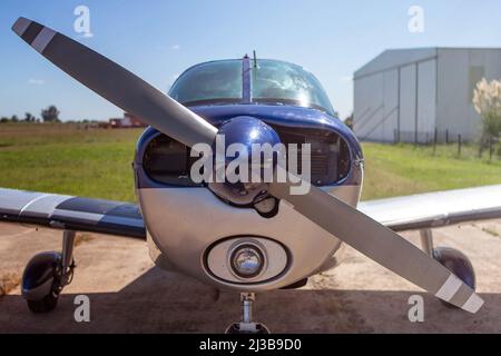 Frontale Nahaufnahme von Motor und Propeller eines einmotorigen Leichtflugzeugs Stockfoto