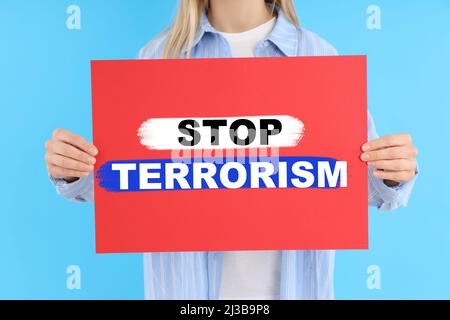 Frau hält Banner mit Text Stoppt den Terrorismus Stockfoto