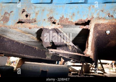 Rostende Unterseite des Versandbehälters Stockfoto