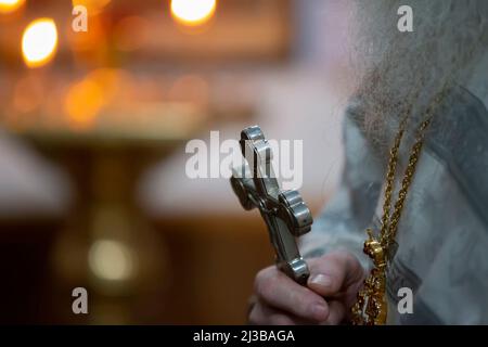 Die Hände eines Priesters mit einem Kreuz. Glaube und Religion. Stockfoto