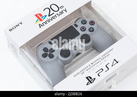 ISTANBUL, TÜRKEI - 5. JULI 2019: Die neue Sony Dualshock 4, 20. Anniversary Edition auf Holzhintergrund. Sony PlayStation 4 Spielkonsole der ei Stockfoto
