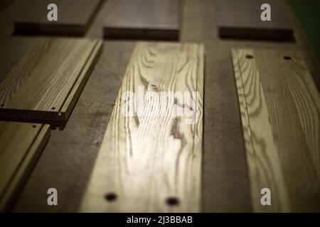 Vorstand in der Werkstatt. Unbemaltes Holz. Natürliches Material. Details der Möbelkreation. Tischlerei. Stockfoto