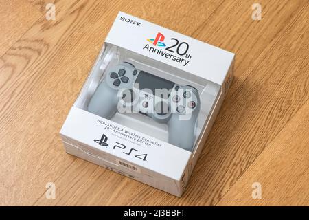 ISTANBUL, TÜRKEI - 5. JULI 2019: Die neue Sony Dualshock 4, 20. Anniversary Edition auf weißem Hintergrund. Sony PlayStation 4 Spielkonsole des eig Stockfoto