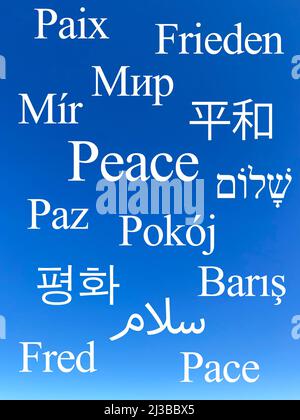 Wort Frieden in mehreren Sprachen am klaren blauen Himmel Stockfoto