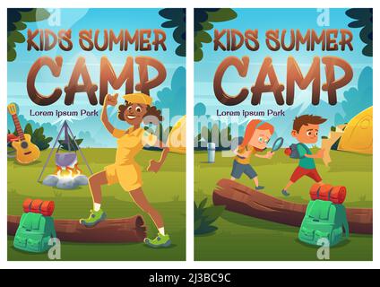 Kinder Sommercamp Cartoon Poster, Kinder mit Karte und Lupe und fröhliche Pfadfinder Berater in Wald camping. Sommerwanderung, touristische Erholung Stock Vektor