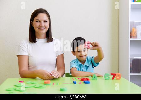 Kinder üben die korrekte Aussprache mit einem Logopädin Stockfoto