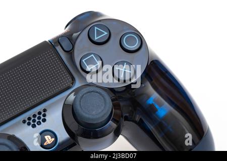 ISTANBUL, TÜRKEI - 14. AUGUST 2021: Der neue Sony Dualshock 4- 500 Million Limited Edition Transparent Controller auf weißem Hintergrund. Sony PlaySta Stockfoto