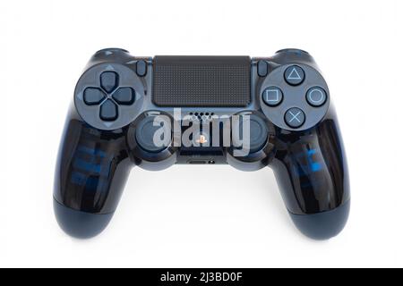 ISTANBUL, TÜRKEI - 14. AUGUST 2021: Der neue Sony Dualshock 4- 500 Million Limited Edition Transparent Controller auf weißem Hintergrund. Sony PlaySta Stockfoto