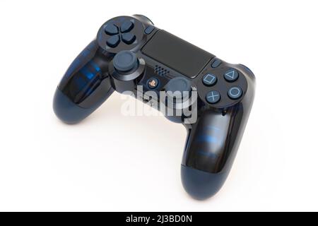 ISTANBUL, TÜRKEI - 14. AUGUST 2021: Der neue Sony Dualshock 4- 500 Million Limited Edition Transparent Controller auf weißem Hintergrund. Sony PlaySta Stockfoto