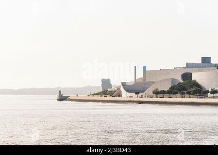 Champalimaud-Stiftung am Ufer des Flusses Tejo. Vor einem hellen Abendhimmel. Moderne Architektur Stockfoto